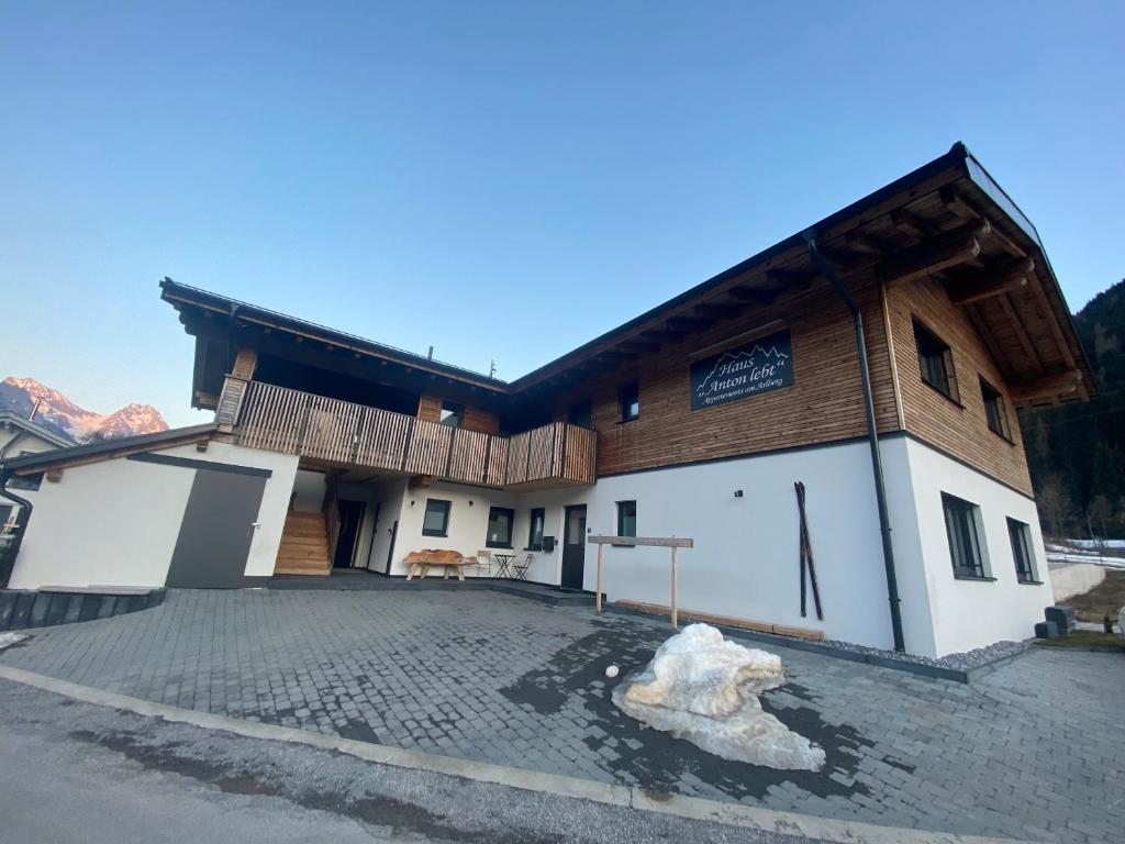 un gran edificio con techo de madera y piedra en Haus Anton lebt, en Pettneu am Arlberg