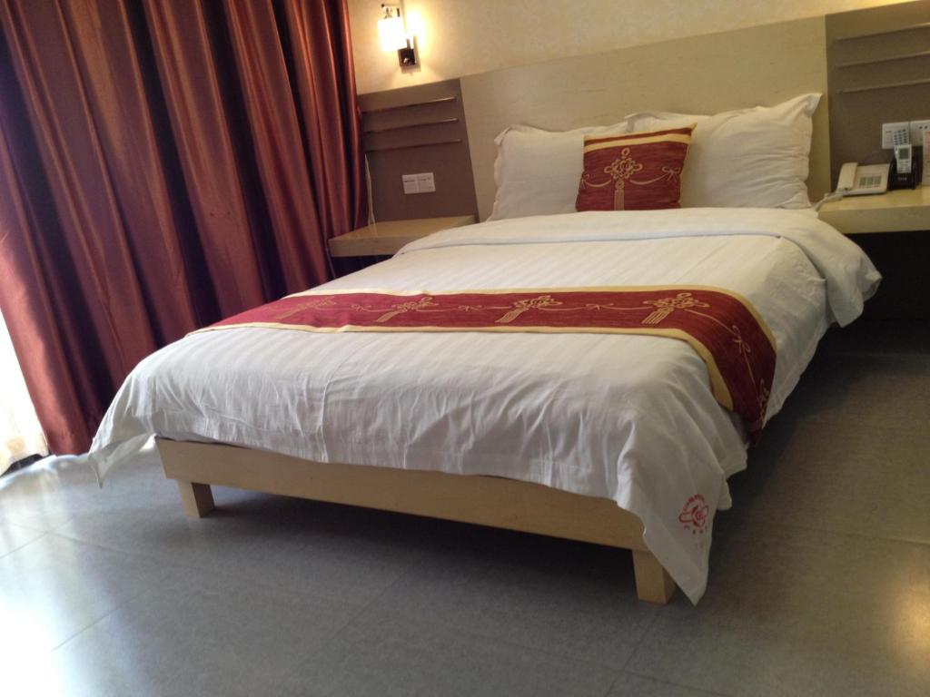 Postel nebo postele na pokoji v ubytování Guang Dong Hotel