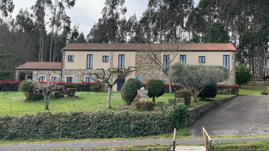 una casa con un jardín delante de ella en Casa Milia, en Santa María