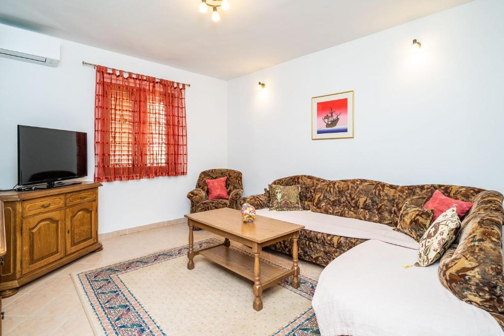 Televízia a/alebo spoločenská miestnosť v ubytovaní Apartment Bobić
