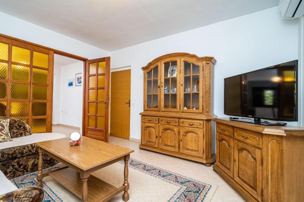 Televízia a/alebo spoločenská miestnosť v ubytovaní Apartment Bobić