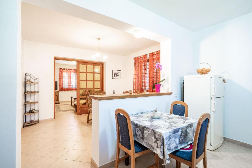 Kuchyňa alebo kuchynka v ubytovaní Apartment Bobić