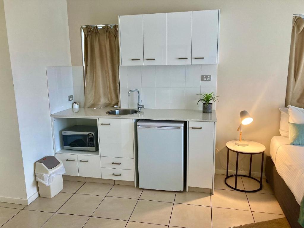 Kuchyň nebo kuchyňský kout v ubytování Ocean Views Resort Caloundra