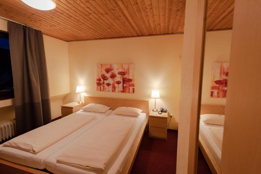 Postel nebo postele na pokoji v ubytování Landhotel Ewerts
