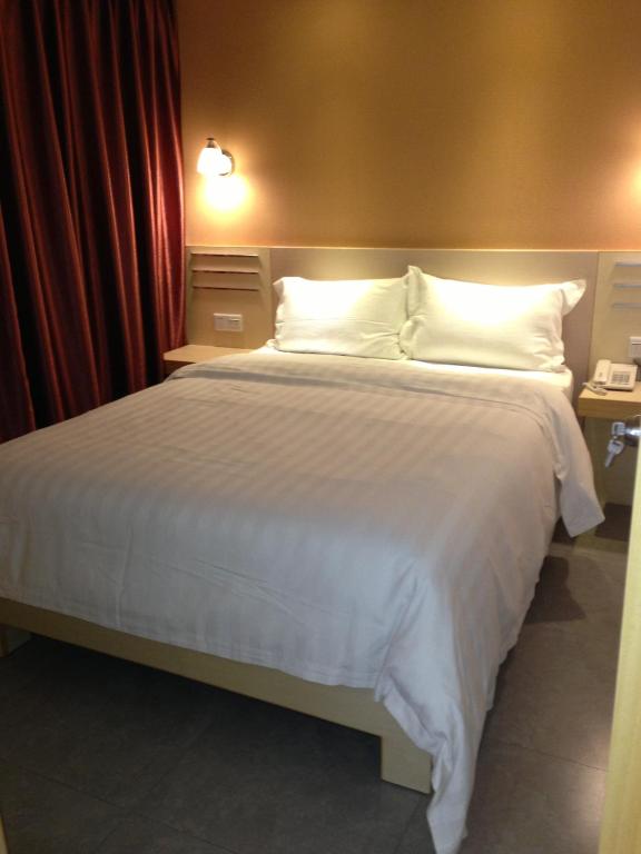 Postel nebo postele na pokoji v ubytování Guang Dong Hotel