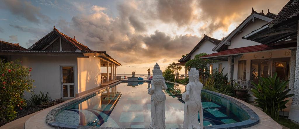 eine Villa mit einem Pool vor einem Haus in der Unterkunft Salt Resort & Spa in Amed