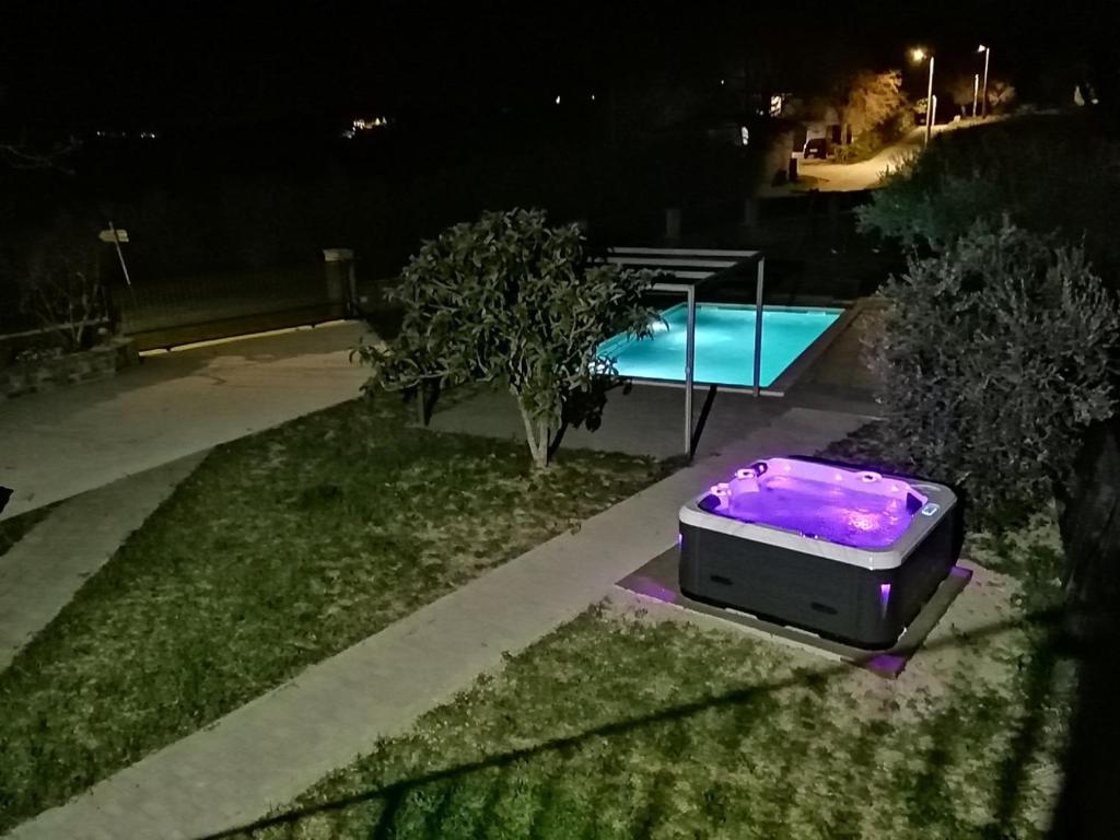 Bazén v ubytovaní Terre Bianche with Private Pool and Whirlpool alebo v jeho blízkosti