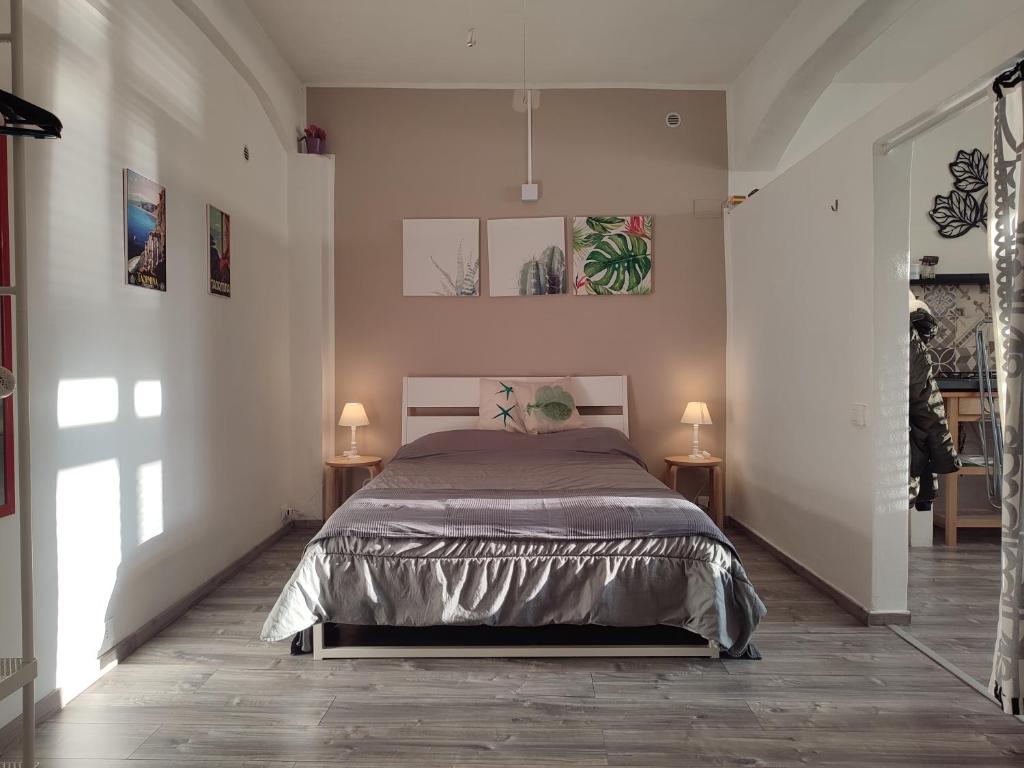 una camera con un grande letto e due lampade di Casa Vacanze Controvento a Taormina