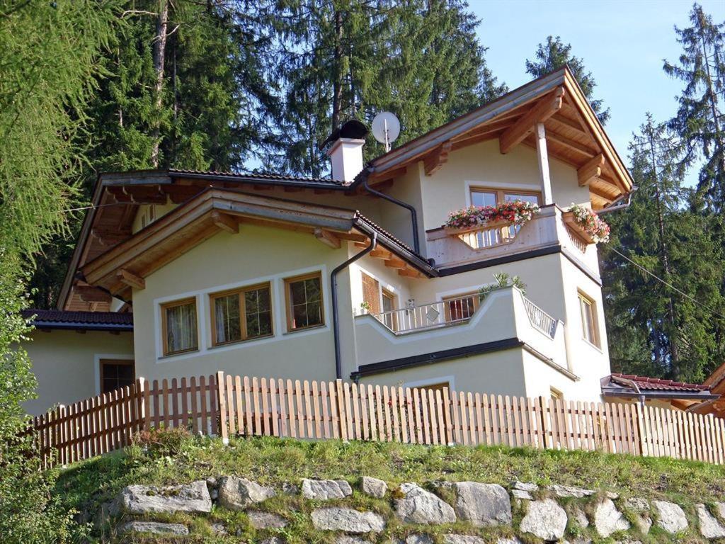 uma casa branca com uma cerca à frente. em Ferienwohnung Eberharter em Rohrberg