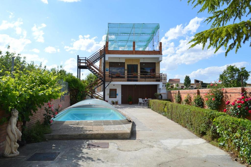 una casa con piscina frente a una casa en Huertas de la Fuente, en Cella