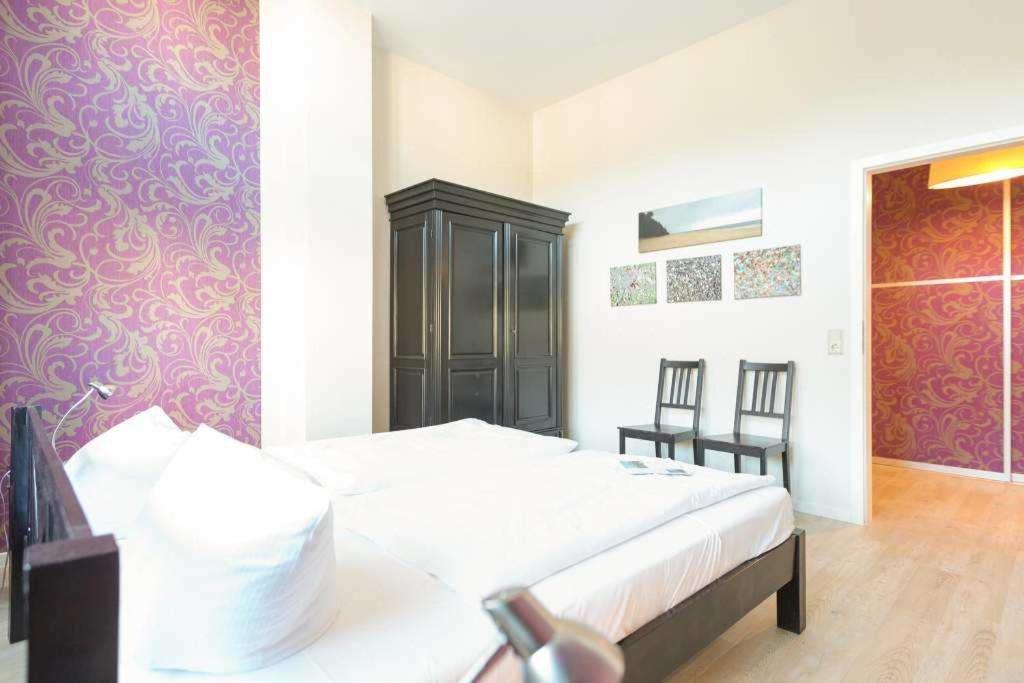 - une chambre avec un lit et deux chaises dans l'établissement Villa Seestern App 4, à Bansin