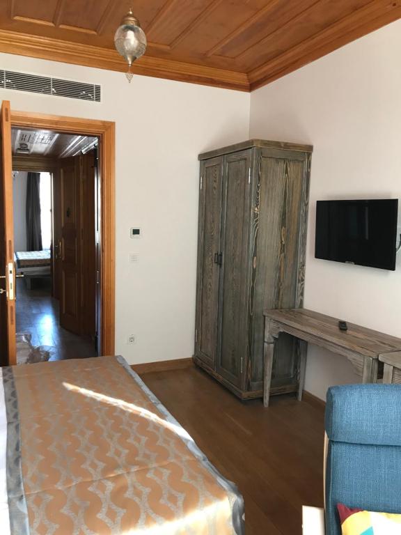 A television and/or entertainment centre at Green Mansion