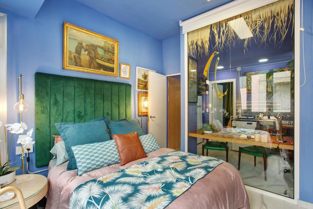 1 dormitorio con cama, mesa y escritorio en Blue moon, en Las Palmas de Gran Canaria