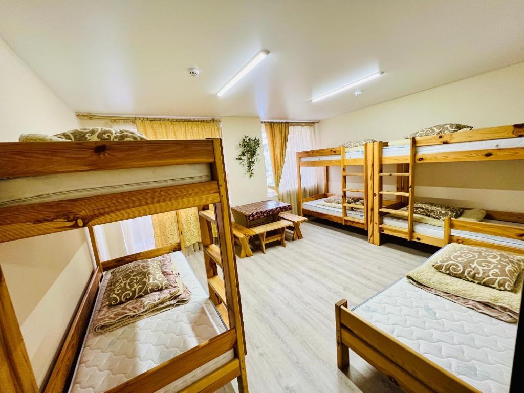 Двох'ярусне ліжко або двоярусні ліжка в номері Pid Vysokym Zamkom