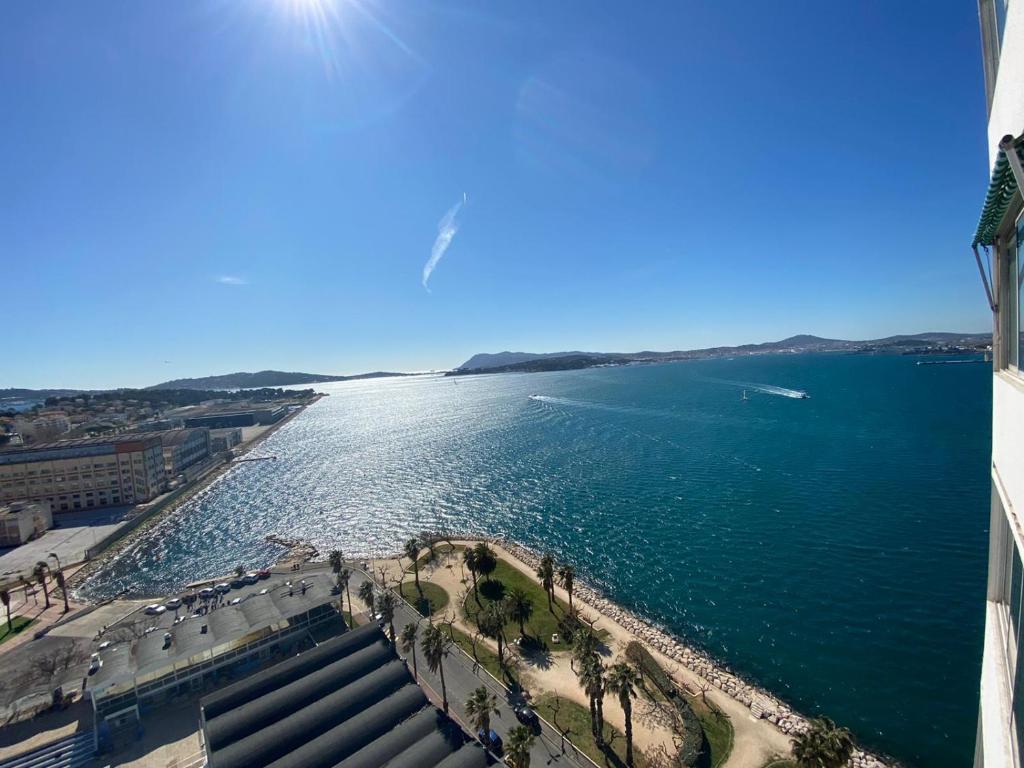 a view of the ocean from a building at la Goelette in Toulon