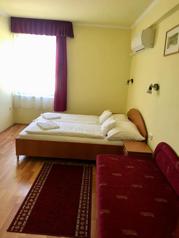 Postel nebo postele na pokoji v ubytování Rábensteiner Panzió