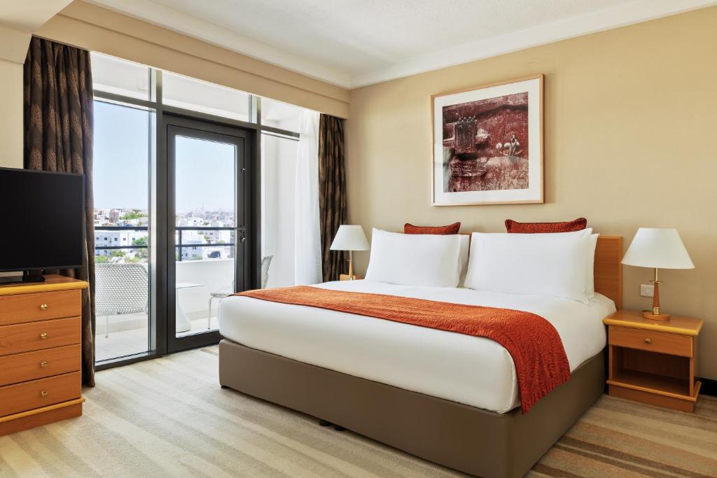 Postel nebo postele na pokoji v ubytování Crowne Plaza Muscat by IHG