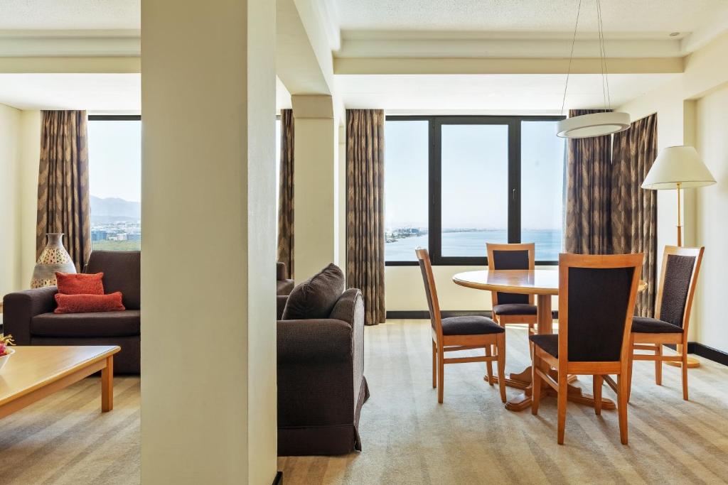 Posezení v ubytování Crowne Plaza Muscat by IHG