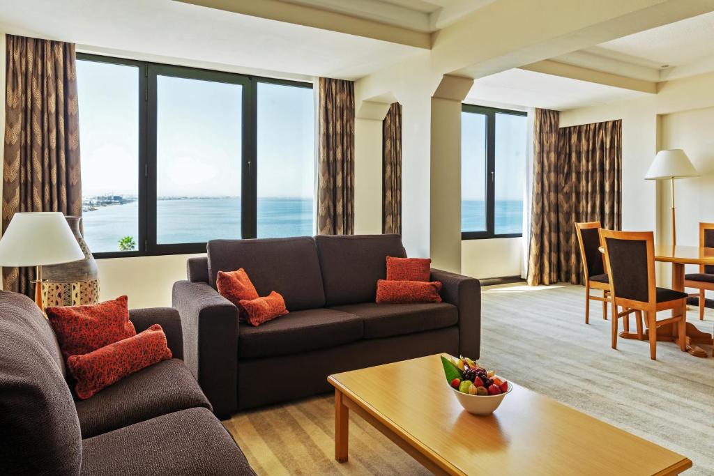 Posezení v ubytování Crowne Plaza Muscat by IHG