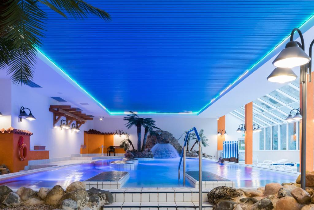 una grande piscina con soffitto blu di Familien Apartmenthotel Panoramic a Bad Lauterberg