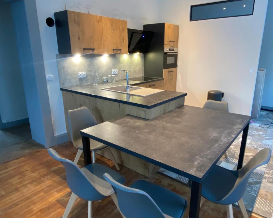 Les 4 flocons à 100m lac et du centre ville , wifi, parking, sauna - 12