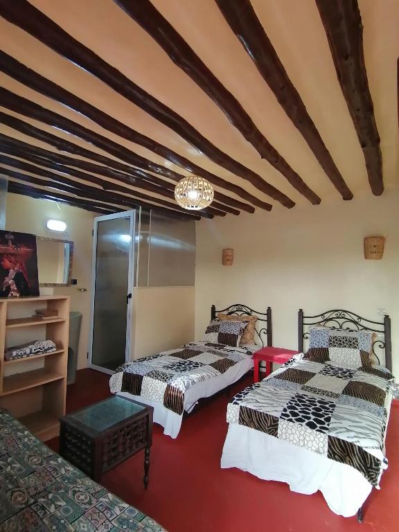 Postel nebo postele na pokoji v ubytování Riad Darga Rouge