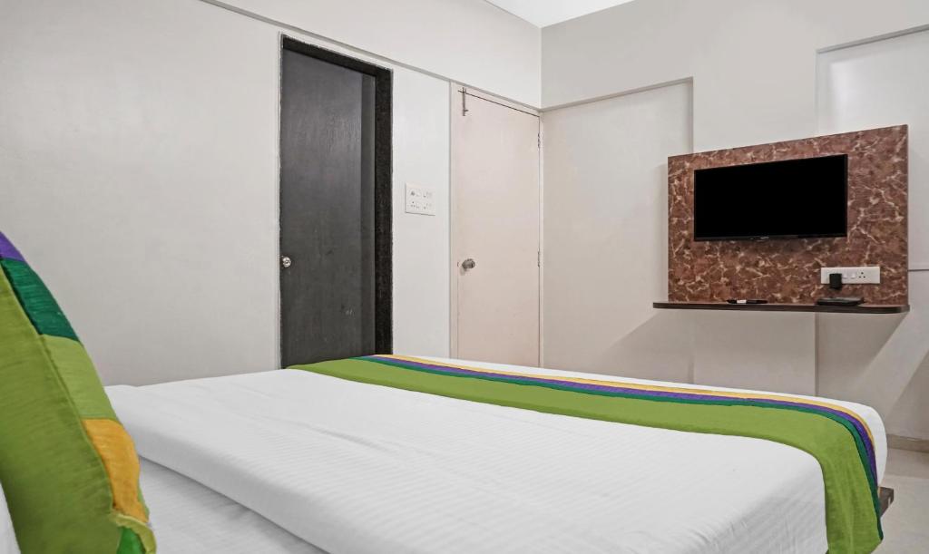 Postel nebo postele na pokoji v ubytování Treebo Diamond Residency - DDPK Inn