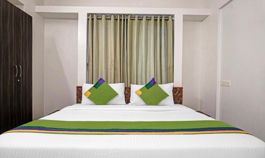 Postel nebo postele na pokoji v ubytování Treebo Diamond Residency - DDPK Inn