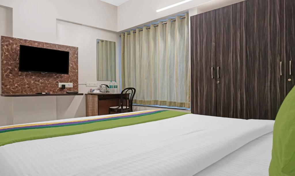 TV a/nebo společenská místnost v ubytování Treebo Diamond Residency - DDPK Inn