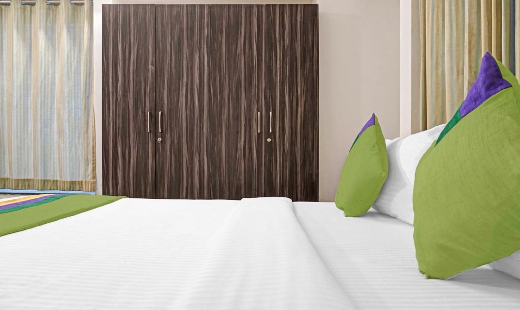Postel nebo postele na pokoji v ubytování Treebo Diamond Residency - DDPK Inn