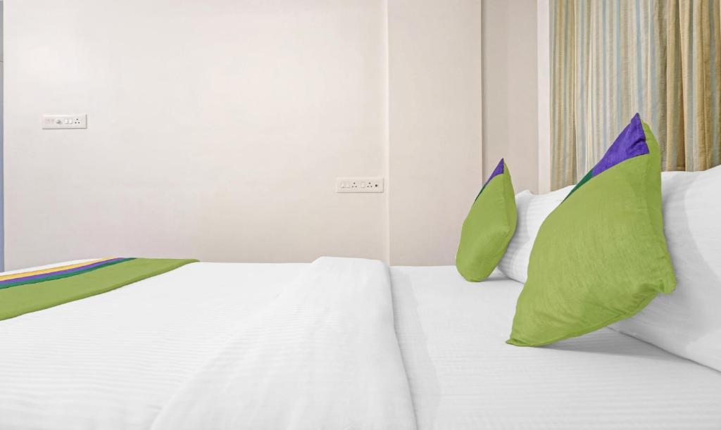 Postel nebo postele na pokoji v ubytování Treebo Diamond Residency - DDPK Inn