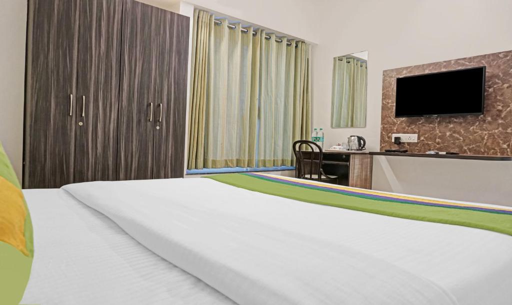 Postel nebo postele na pokoji v ubytování Treebo Diamond Residency - DDPK Inn
