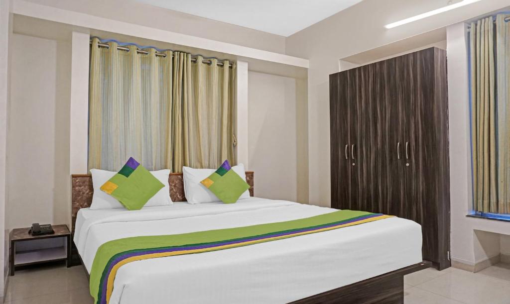 Postel nebo postele na pokoji v ubytování Treebo Diamond Residency - DDPK Inn