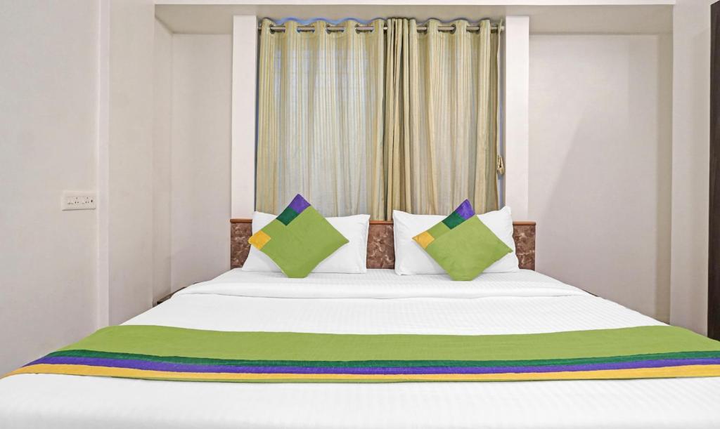 Postel nebo postele na pokoji v ubytování Treebo Diamond Residency - DDPK Inn