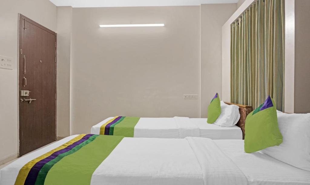 Postel nebo postele na pokoji v ubytování Treebo Diamond Residency - DDPK Inn
