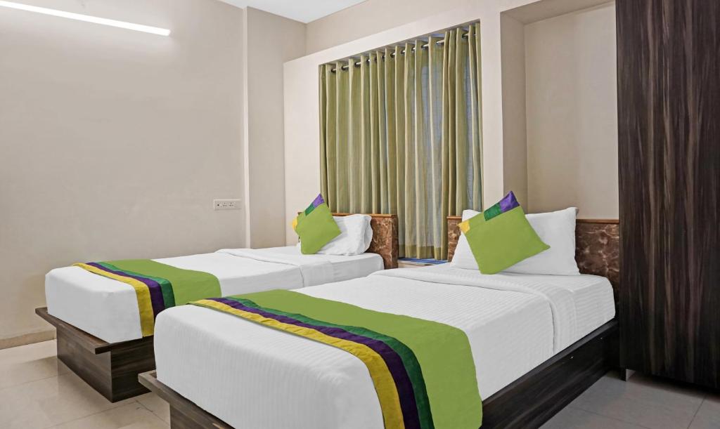 Postel nebo postele na pokoji v ubytování Treebo Diamond Residency - DDPK Inn