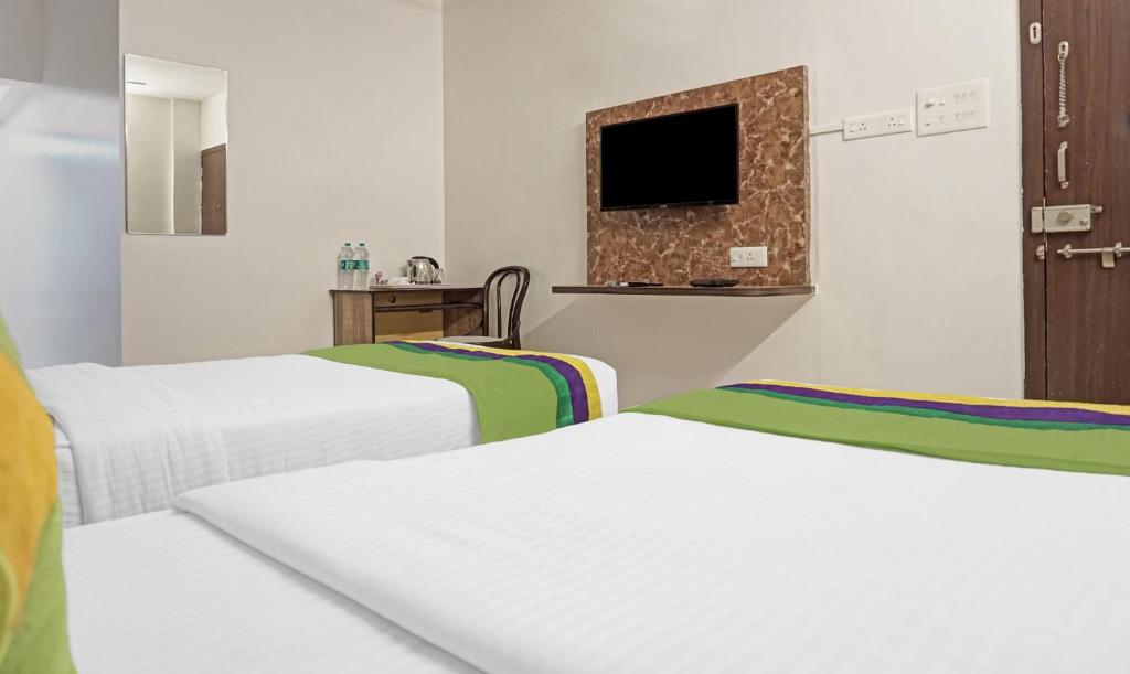 Postel nebo postele na pokoji v ubytování Treebo Diamond Residency - DDPK Inn