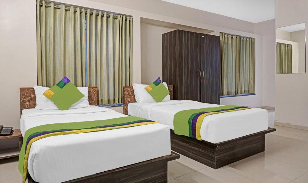 Postel nebo postele na pokoji v ubytování Treebo Diamond Residency - DDPK Inn