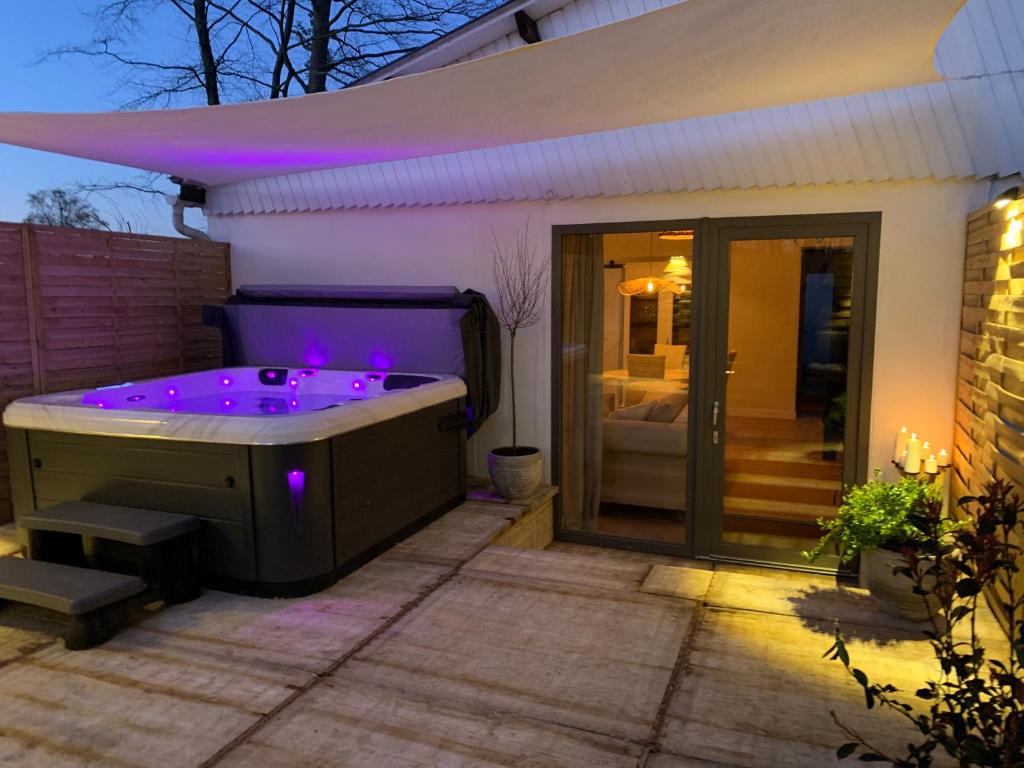 a purple bath tub sitting on a patio at Une parenthèse à la Sarte (wellness) in Huy