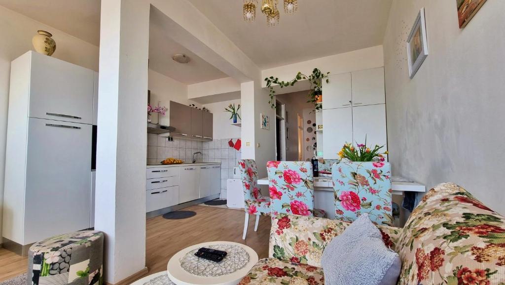een woonkamer met een bank en een keuken bij Apartment Lada in Jesenice