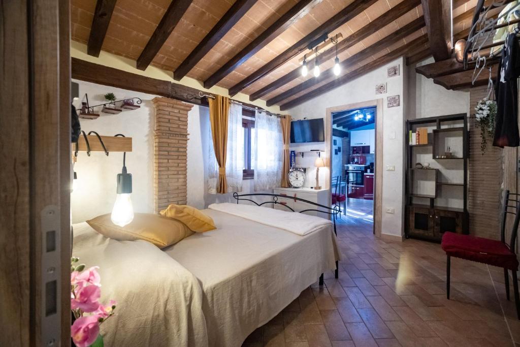 a bedroom with a large white bed in a room at Il Rosmarino Appartamenti in Scarlino