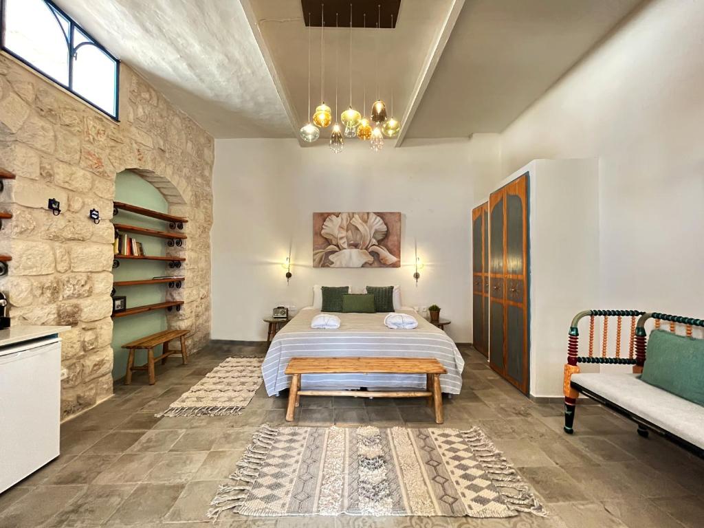 Postel nebo postele na pokoji v ubytování The Way Inn - Boutique Suites