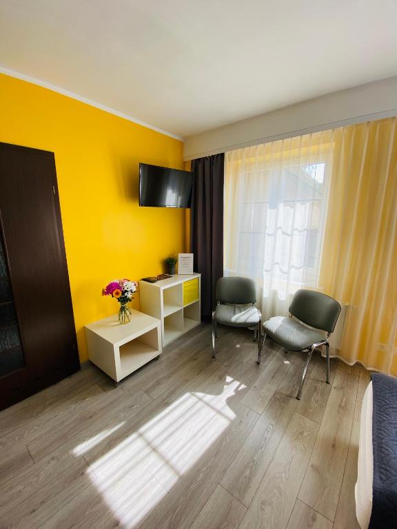 Televízia a/alebo spoločenská miestnosť v ubytovaní Hostel Freedom