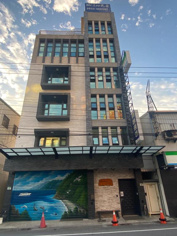 un edificio alto con un murale sul lato di Mr.Lee a Ji'an