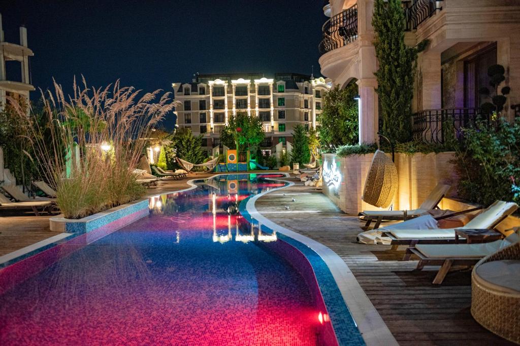 uma piscina num hotel à noite em Menada Harmony Suites X em Burgas