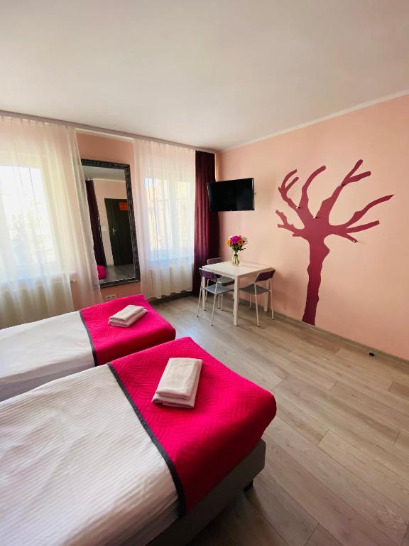 Televízia a/alebo spoločenská miestnosť v ubytovaní Hostel Freedom