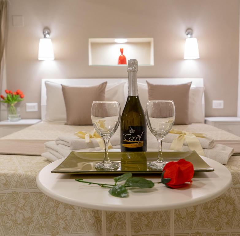 - une bouteille de vin sur une table avec deux verres dans l'établissement Reginella Duomo Apartment, à Naples