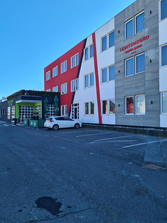 ブルンタールにあるHotel Montenegroの建物前に駐車した白車