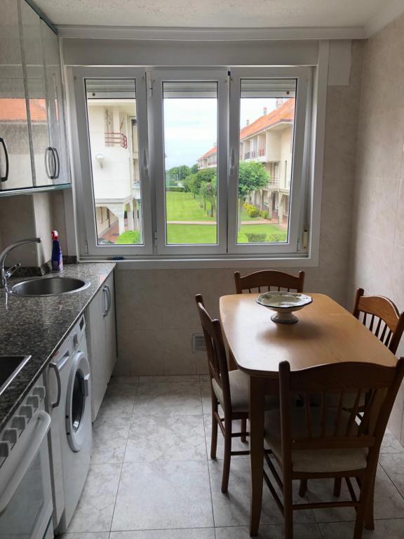 une cuisine avec une table et des chaises ainsi qu'une fenêtre dans l'établissement Apartamento de verano 1 habitación, à Ajo