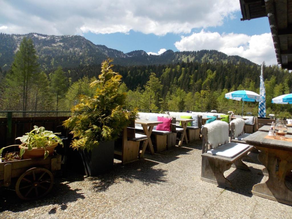 un grupo de mesas y sillas en un patio en Berghotel Sutten, en Rottach-Egern